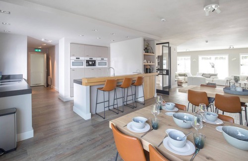 Maurik House | Elegant Vacation Home at Eiland van Maurik Resort