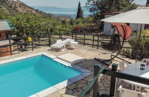 Molos House | Relaxing Getaway in Molos Kammena Vourla with Pool