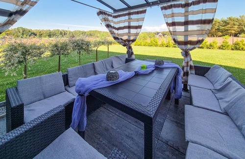 Miroszewo House | Idyllic Retreat with Lake Access and Expansive Garden