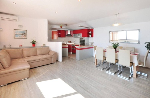 Omis House | Impressive 6-Bedroom Oceanfront Retreat in Omis