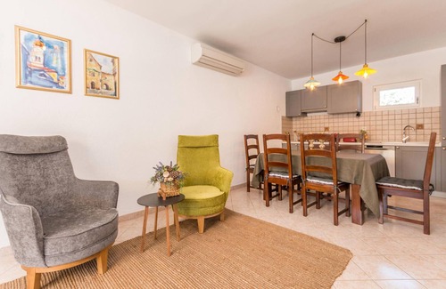 Polaca House | Family-Friendly Cottage with Pool and Outdoor Living Space