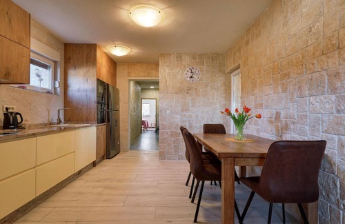 Novigrad House | Cozy Cottage with Pool: Perfect Family Retreat by the Ocean