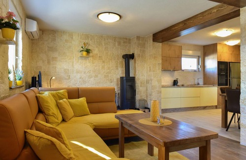 Novigrad House | Cozy Cottage with Pool: Perfect Family Retreat by the Ocean