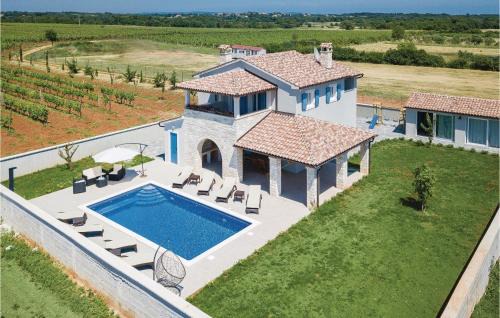 Liznjan House | Pet-Friendly Retreat in Radeki Polje with Kitchen Amenities