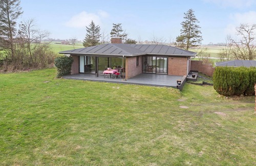Roslev House | Inviting 2 Bedroom Accommodation with Ocean View in Roslev