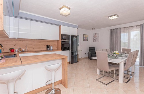 Ruzic House | Discover Relaxation in Ruzic: Family-Friendly Retreat