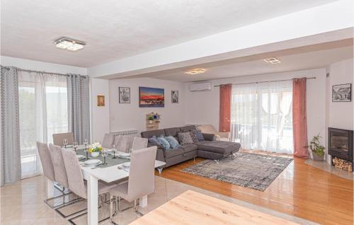 Ruzic House | Relaxing Home in Ruzic with Hot Tub and Pool Access