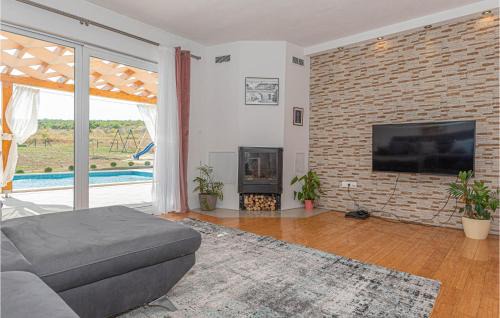 Ruzic House | Relaxing Home in Ruzic with Hot Tub and Pool Access