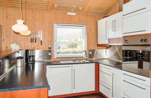 Grønninghoved Strand House | Spacious 4 Bedroom Accommodation with Ocean View in Sjølund