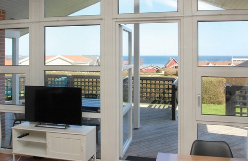 Grønninghoved Strand House | Spacious 4 Bedroom Accommodation with Ocean View in Sjølund