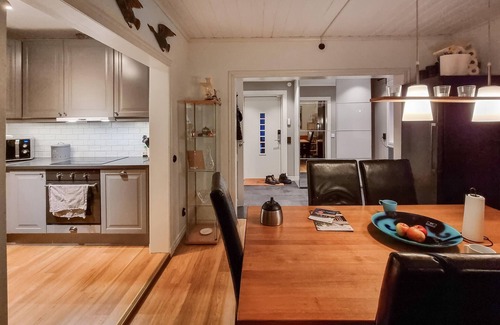 Skepplanda House | Spacious 4-Bedroom Retreat with Lake View in Skepplanda