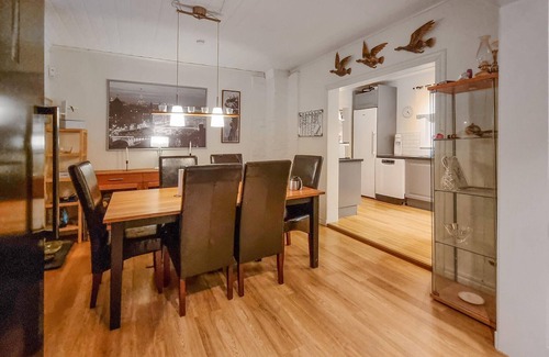 Skepplanda House | Spacious 4-Bedroom Retreat with Lake View in Skepplanda