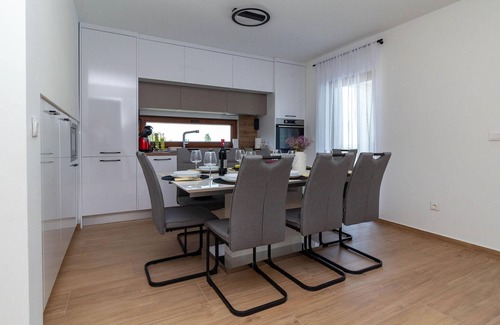 Murvica House | Awesome home in Smokovic