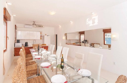 Stomorska House | Beautiful 9-Bedroom Escape with Pool in Stomorska