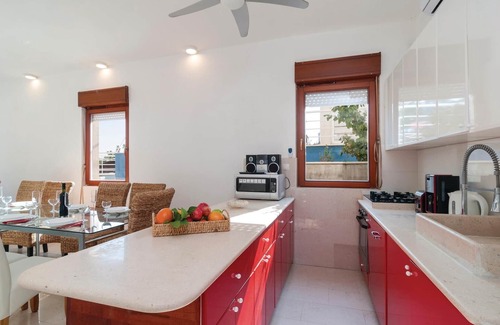 Stomorska House | Beautiful 9-Bedroom Escape with Pool in Stomorska