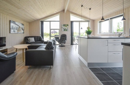 Skaven Strand House | Spacious 3 Bedroom Retreat with Ocean View in Tarm