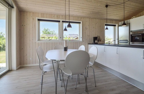 Skaven Strand House | Spacious 3 Bedroom Retreat with Ocean View in Tarm