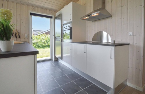 Skaven Strand House | Spacious 3 Bedroom Retreat with Ocean View in Tarm