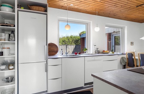 Thyboron House | Cozy Cottage Near Thyborøn Beach with Beautiful Garden