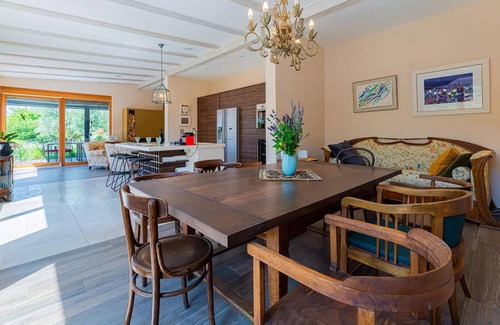 Mofardini House | Spacious 4 Bedroom Retreat with Private Pool in Tinjan