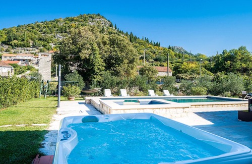 Peljesac peninsula House | Enjoy Topolo: 5 Bedroom Retreat with Pool & Spa