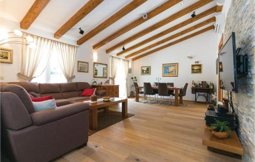 Peljesac peninsula House | Comfortable 5 Bedroom Home with Pool in Topolo