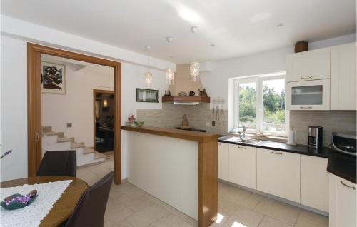 Peljesac peninsula House | Comfortable 5 Bedroom Home with Pool in Topolo