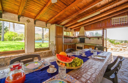 Trabia House | Family-Friendly 4-Bedroom Retreat with Ocean Views in Trabia