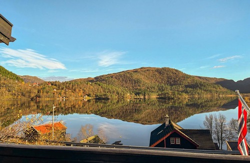 Eikjedalen House | Enjoy Tranquil Days by Lake Eikedals in Cozy Cottage