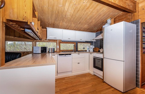Haram House | Family-Friendly 4 Bedroom Accommodation with Lake View in Vatne