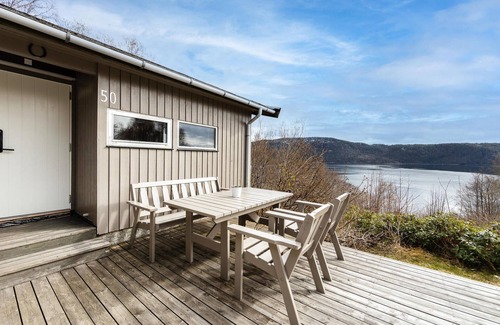Haram House | Family-Friendly 4 Bedroom Accommodation with Lake View in Vatne