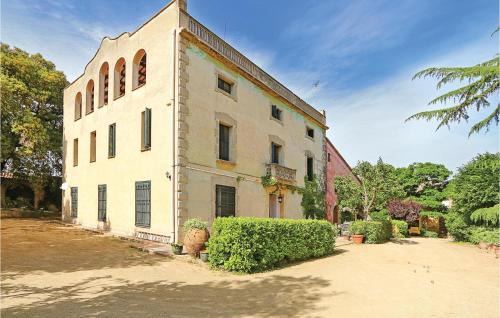 Vilanova del Valles House | Inviting 10 Bedroom Home with Pool in Vilanova Del Vallès