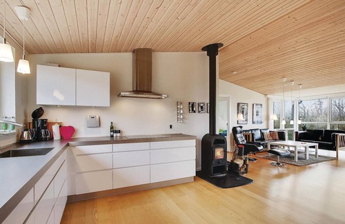 Vinderup House | Cozy 3-Bedroom Retreat with Oceanfront Views in Vinderup