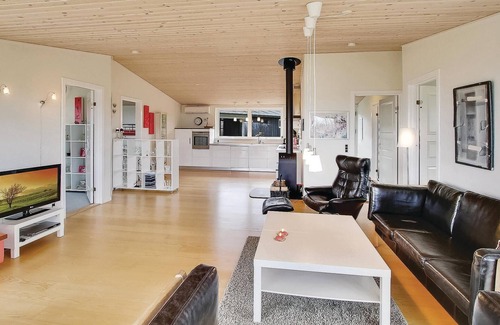 Vinderup House | Cozy 3-Bedroom Retreat with Oceanfront Views in Vinderup