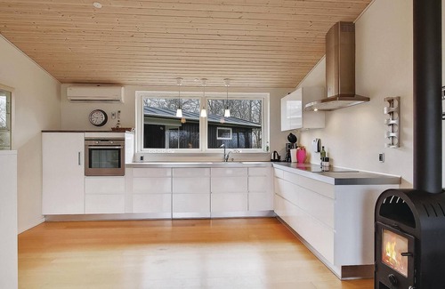 Vinderup House | Cozy 3-Bedroom Retreat with Oceanfront Views in Vinderup