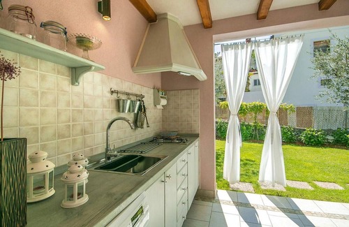 Strpacici House | Perfect 2 Bedroom Retreat in Visnjan with Pool & Spa