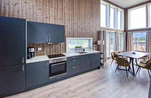 Kviteseid House | Stylish Cottage with Lake Views and Spa by Bussvikfjord