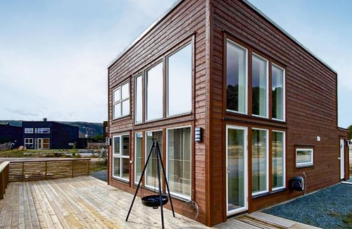 Kviteseid House | Stylish Cottage with Lake Views and Spa by Bussvikfjord