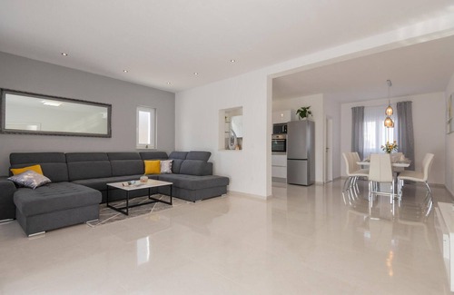 Zadvarje House | Unwind in a Fun Vacation Home with Pool and Spa Amenities