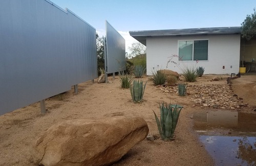 Joshua Tree Apartment | Immaculate Guest Studio in Joshua Tree with Breakfast & Kitchen