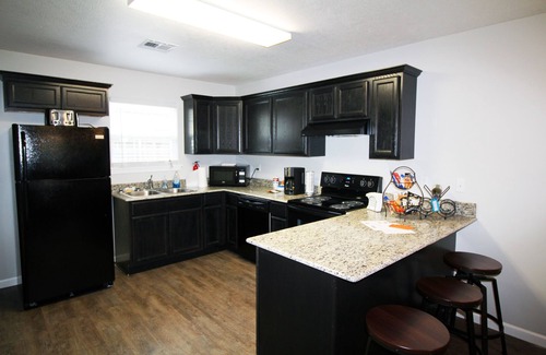 Lake Charles House | Prime Location with 2 Bedrooms & Kitchen - Guest Rated 9.8
