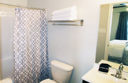 Lake Charles House | Prime Location with 2 Bedrooms & Kitchen - Guest Rated 9.8