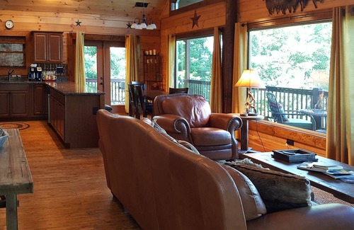 Almond Cabin | Scenic Views Near NOC & Lake Fontana with Family Amenities