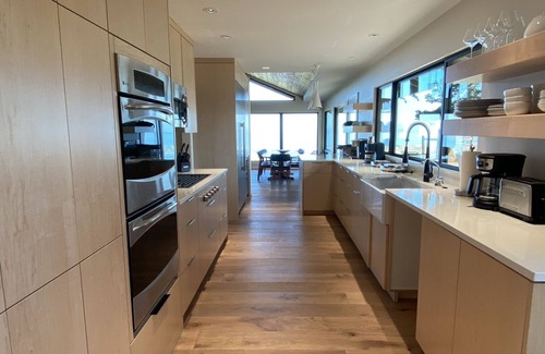 Los Osos House | Unforgettable Panoramic Ocean Views with Prime Amenities