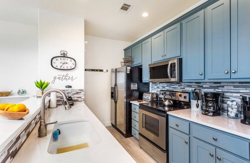 Jonestown Condo | Inviting Villa at Hollows Resort with Lake Views & Pools