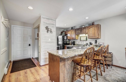 Silverthorne Condo | Guest Rated 9.8: Inviting Condo with Scenic Lake Views