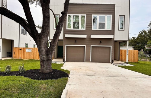 Spring Branch West House | Awesome Stay with Backyard in a New Duplex by City Center, Memorial I-10 & BW-8