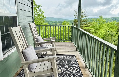 Pine Creek Cabin | Inviting 2 Bedroom Cabin with Scenic Views & Outdoor Fire Pit
