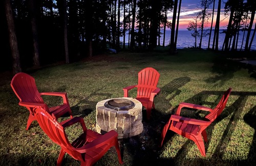 Brookeland House | Pet-Friendly Waterfront LakeHouse with Pool & Spa Amenities