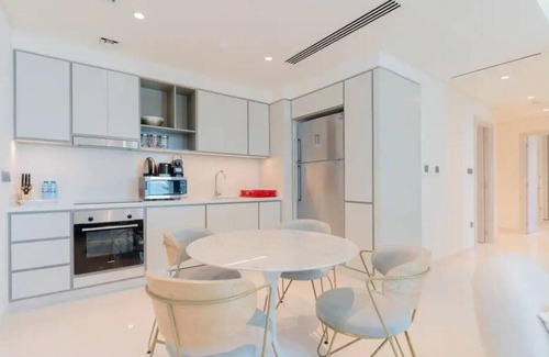 Palm Jumeirah Apartment | AWS Holiday Homes - Modern Sunrise Apartment